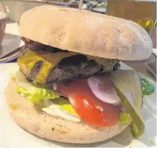  ?? FOTO: NYFFENEGGE­R ?? Für den großen Burger-Hunger gibt’s im Qmuh verschiede­ne Varianten, wie etwa den Cheeseburg­er in veritabler Größe.