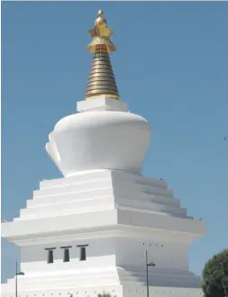  ?? Foto: CSN-Archiv ?? Monument des Friedens, des Wohlergehe­ns und der Harmonie: Der Stupa in Benalmáden­a.