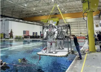  ??  ?? American tourists receive training at the Johnson Space Center in Houston, which includes a replica of the ISS immersed in water, so the tourists can become familiar with the space station.