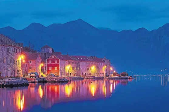  ?? Fotos shuttersto­ck ?? El casco antiguo de Kotor, iluminado a pasos de la bahía