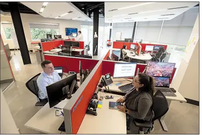  ?? NWA Democrat-Gazette/SPENCER TIREY ?? Arvest Bank employees Pascal Verwimp (left) and Veronica Lopez talk Thursday at the Arvest Experience Lab in Bentonvill­e.