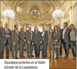  ??  ?? Diputados porteños en el Salón Dorado de la Legislatur­a.