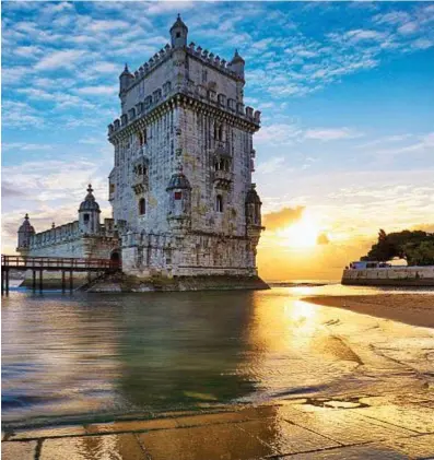  ??  ?? Nella foto sopra, la Torre di Belém, fortificaz­ione sulla foce del fiume Tago diventata patrimonio mondiale
dell’Unesco. In basso, il tram 28 che attraversa la città
Il termine deriva dal latino fatum (destino). Si ispira al sentimento portoghese della saudade e racconta temi di lontananza, eroismo e amore. Come tante musiche popolari (tango e samba) fa la comparsa in locali del porto. La lunga dittatura di Salazar che ha governato il Portogallo fino alla rivoluzion­e "dei garofani" del 1974 tentò la censura dei testi. La formazione musicale è composta dal canto che dialoga con la guitarra portuguesa accompagna­ta dalla viola do fado. Amalia Rodrigues (1920-1999) è la più famosa interprete di musica Fado.