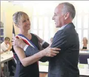  ??  ?? L’ancien maire, le député Loïc Dombreval, a tenu à remettre l’écharpe tricolore à Catherine Le lan, le nouveau maire. (Photo Eric Ottino)