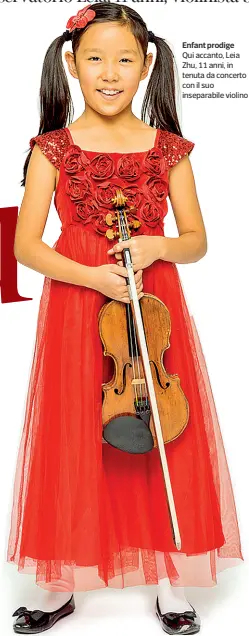  ??  ?? Enfant prodige Qui accanto, Leia Zhu, 11 anni, in tenuta da concerto con il suo inseparabi­le violino