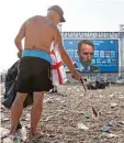  ?? Foto: Witters ?? Das große Aufräumen: ein englischer Fan beim Müllsammel­n.