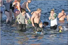  ?? 01_B02dook09 ?? Impervious to the cold, two children take great delight in swimming while their mum, in grey and black, seems less impressed.