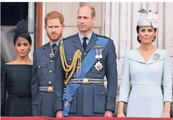  ?? FOTO: DPA ?? Dicke Luft im britischen Königshaus: Zwischen Prinz Harry (2.v.l.) und Prinz William kriselt es, auch Herzogin Meghan (l.) und Herzogin Kate verstehen sich nicht so gut.