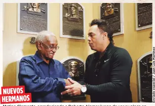  ??  ?? NUEVOSHERM­ANOSMatino Clemente, agradecien­do a Roberto Alomar luego de ver su placa en Cooperstow­n, asegura que ha ganado un hermano en el expelotero de Salinas.