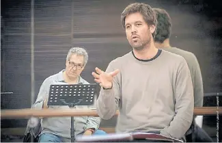  ?? GUILLERMO GENITTI/PRENSA TEATRO ARGENTINO ?? Druker en un ensayo junto a Víctor Torres, el tenor protagonis­ta de esta puesta en escena.