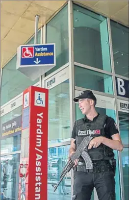  ?? GOKHAN TAN / GETTY ?? L’aeroport d’Istanbul, reforçat, recupera la normalitat