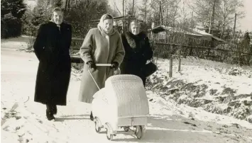  ??  ?? Dieses Bild vom „Frauenspaz­iergang“im Jahr 1954 zeigt Renate Ott aus Augsburg mit Oma und „Stadtoma“.