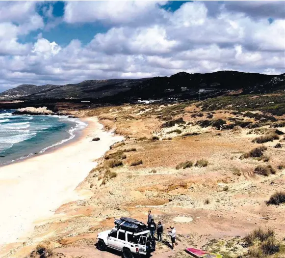  ??  ?? Ci-dessus : la vue du spot de Dar Jenna.
Ci-contre : Sylvain Bourlard exploite le spot de sauts sur la pointe la plus au nord de l’Afrique.