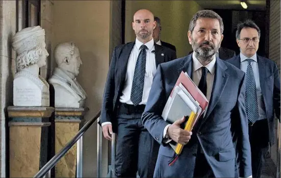  ?? ALESSANDRA TARANTINO / AP ?? Ignazio Marino volvió ayer al Ayuntamien­to y celebró un matrimonio; su dimisión se debió a haber facturado cenas con la familia