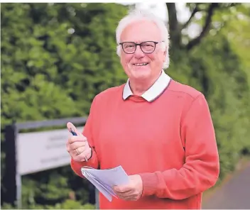 ?? FOTO: ACHIM BLAZY ?? Werner Möller mit seinen wichtigste­n Grund-Utensilien: Papier und Stift. Der 73-Jährige schreibt seit ziemlich genau 45 Jahren für unsere Redaktion.