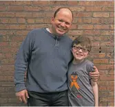  ?? PAT NABONG/FOR THE SUN-TIMES ?? Dan Spiegel and son Cole at the Chicago Sun-Times newsroom on Oct. 19.