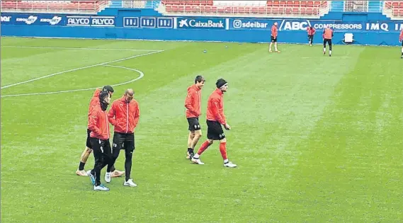  ?? FOTO: A. A. ?? Gálvez, Kike García, Lombán, Sarriegi y Charles caminan en Ipurua mientras los jugadores que no fueron titulares en Balaídos se ejercitan de forma más intensa al otro lado del campo