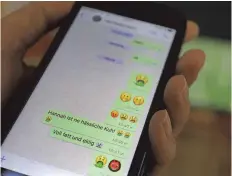  ?? FOTO: DPA/OLIVER BERG ?? Häufig beginnen Probleme außerhalb und werden auch über MessengerD­ienste in den Schulallta­g hineingetr­agen.