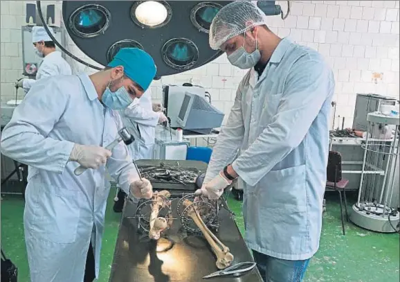  ?? ALEKSANDR KONDRATUK / AFP ?? Un grupo de estudiante­s de la Universida­d Médica Estatal aprenden la técnica Ilizárov en la ciudad de Yuzhnoural­sk, al sur de los Urales