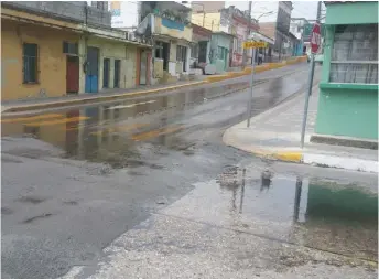  ??  ?? En la recién reencarpet­ada calle Escandón ya hay un río y charcos de suciedad.