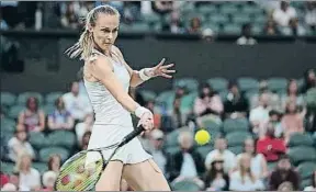  ?? DANIEL LEAL-OLIVAS / AFP ?? Magdalena Rybarikova se dispone a golpear una bola