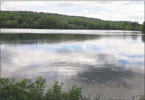  ?? Lisa Backus / For Hearst Connecticu­t Media ?? State police dive teams returned to an Avon pond Friday in search for clues in the Jennifer Dulos case.