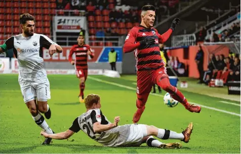  ?? Foto: Roland Geier ?? Die Hürde Sandhausen war zu hoch: Der FC Ingolstadt kam gestern nicht über ein 0:0 gegen die Kurpfälzer hinaus. Hier kommt Alfredo Morales nicht an Philipp Klingmann vorbei.