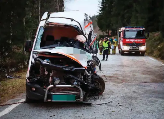  ?? FOTO: JARLE R. MARTINSEN ?? Bilen fikk omfattende skader i sammenstøt­et fredag morgen. Føreren ble alvorlig skadet.