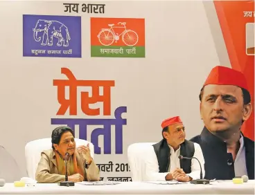  ?? (AFP) ?? Samajwadi Party president Akhilesh Yadav (right) and Bahujan Samaj Party leader Mayawati in Lucknow on Saturday