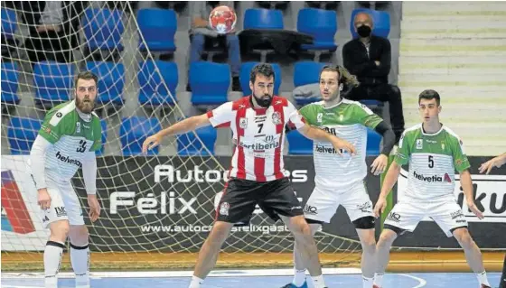  ??  ?? Juan del Arco (i), Adrián Ortiz y Pedro Casas defienden en el partido ante el Fertiberia Puerto Sagunto.