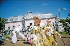  ?? RP-ARCHIVFOTO: ANNE ORTHEN ?? Als „Walking Acts“mischen sich die Künstler in ihren barocken Kostümen unter die Gäste und präsentier­en Varieté und Akrobatik.