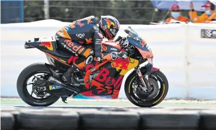  ?? BILD: SN/AFP ?? In Brünn stand KTM erstmals in der MotoGP auf dem Siegerpode­st ganz oben.