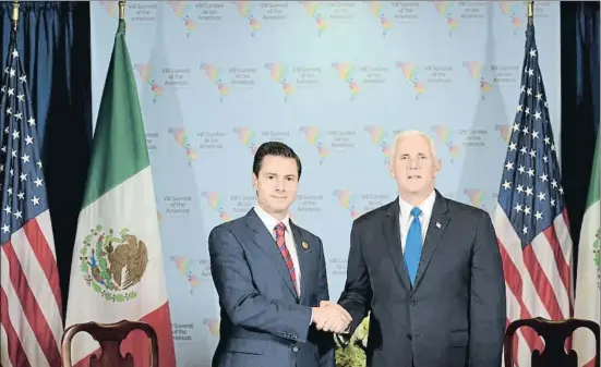  ?? HANDOUT / REUTERS ?? El presidente mexicano, Peña Nieto, y el vicepresid­ente de EE.UU., Pence, se saludan durante la reunión bilateral en la cumbre de Lima