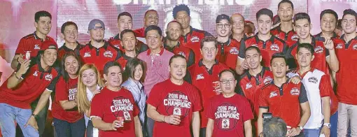  ?? JUN MENDOZA ?? Members and supporters of the Brgy Ginebra Kings are all smiles as they pose for a photo during Ginebra San Miguel’s victory party for employees and friends. The Kings reign in the 2016 PBA Governors Cup.