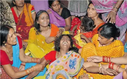  ?? AGENCE FRANCE-PRESSE/GETTY IMAGES ?? An Indian widow mourns her husband, who was killed on the outskirts of Patna when Tuesday’s quake struck.