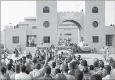  ??  ?? Les Soudanais continuent de manifester devant le QG de l’armée à Khartoum