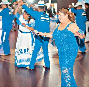  ??  ?? Canción. Como parte de los festejos por los 50 años de trayectori­a, la Orquesta Internacio­nal de los Hermanos Flores lanzó el año pasado “Yo viviré”.