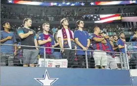  ?? FOTOS: PEP MORATA ?? La pasión por el FC Barcelona en estados unidos se pudo ver en los aficionado­s que acudieron al AT&T Stadium de Dallas, donde se pintaron con los colores del Barça y disfrutaro­n del juego de los hombres de Valverde