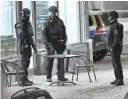  ?? FOTO: TT/LEHTIKUVA/CLAUDIO BRESCIANI ?? SKOTT På KROGEN. Polisen spärrade ett område utanför lokalen där två personer har skjutits till döds i Rinkeby i nordvästra Stockholm.