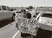  ?? Ronald Cortes / Contributo­r ?? Laura Molinar protests with others in their cars outside the Karnes County Residentia­l Center in Karnes City.