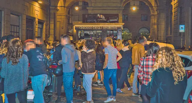  ??  ?? La folla del sabato sera in via degli Anselmi, a due passi da piazza della Repubblica, dove anche per i tanti locali della zona si concentra la movida di giovani e giovanissi­mi