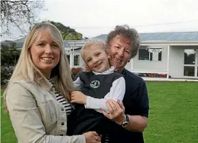  ?? TOM CARNEGIE ?? Parent Tracy Marshall with her daughter Alexandra Marshall, 5, and Pauline Pertab.