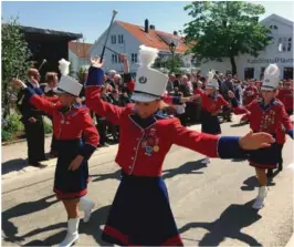  ??  ?? I AKSJON: Drillpiker i Lillesand Skolekorps underholde­r i småbarnsto­get.