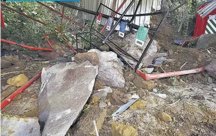  ??  ?? UN HOMBRE DE 36 AÑOS, EMPLEADO DEL FOVIAL, SE CONVIRTIÓ AYER EN LA SEGUNDA PERSONA QUE PIERDE LA VIDA LUEGO DE UN DESLIZAMIE­NTO DE PIEDRAS EN LA AUTOPISTA LOS CHORROS, EN LA ZONA CONOCIDA COMO LA PEDRERA.