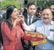  ?? SONU MEHTA/HT PHOTO ?? AAP MLAs Alka Lamba and Rajesh Rishi celebrate after the high court order in New Delhi on Friday.