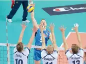  ??  ?? Ivan Zaytsev, 27 anni, “buca” il muro finnico