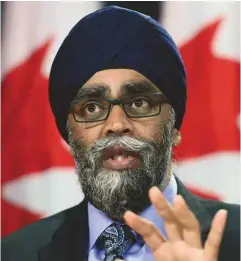  ?? PEDRO RUIZ LE DEVOIR / SEAN KILPATRICK LA PRESSE CANADIENNE ?? Le candidat à la chefferie du NPD Jagmeet Singh (à gauche) et l’actuel ministre de la Défense dans le cabinet Trudeau, Harjit Sajjan