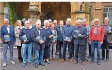  ?? FOTO: NINA DROKUR ?? Viele der Autoren, darunter zahlreiche ehemalige SR-Mitarbeite­r, sind zur Buchvorste­llung auf den Halberg gekommen.