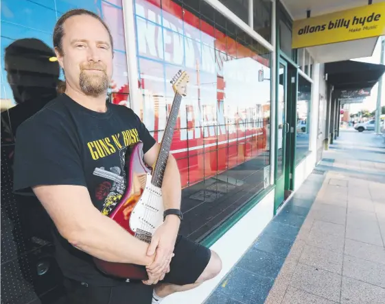  ?? Picture: MIKE BATTERHAM ?? Stewart Fairhurst is opening a new music shop in Southport with an old name – Gold Coast Music.