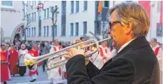  ??  ?? Bewegende Musik: Peter Brodmann und sein Bläserquin­tett verbreiten vor dem Rathaus Gänsehaut-Atmosphäre.